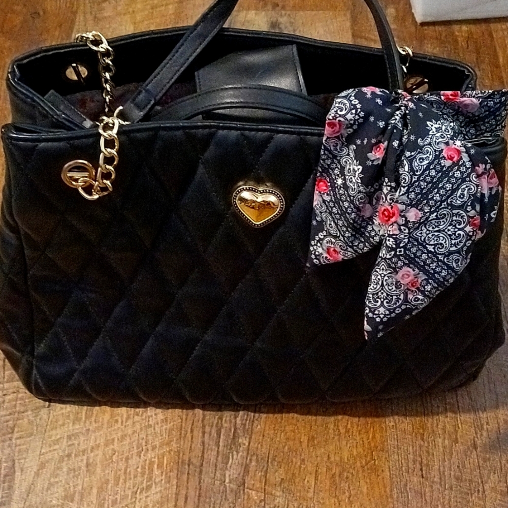 Betsey Johnson quilted soft faux leather bag with chain handles 😍😍😍